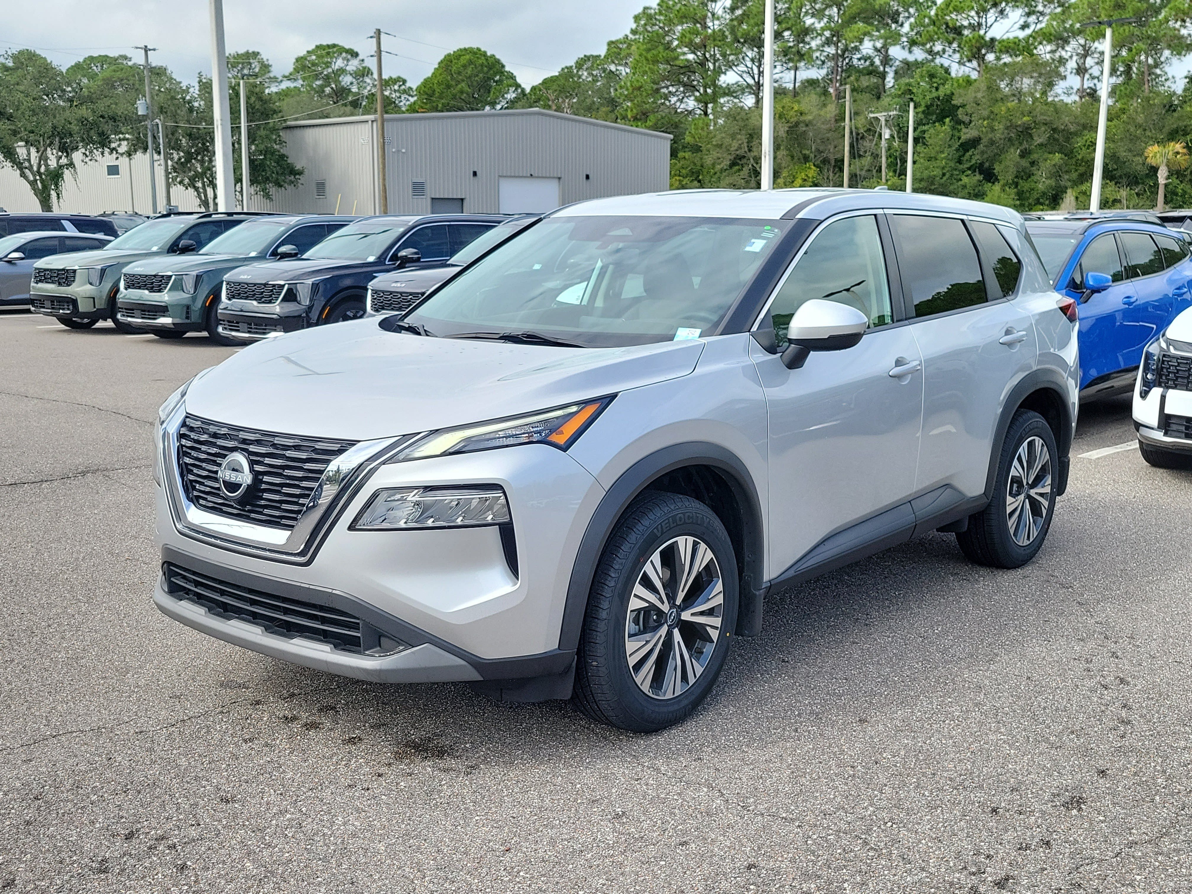 Used 2022 Nissan Rogue SV FWD image 3