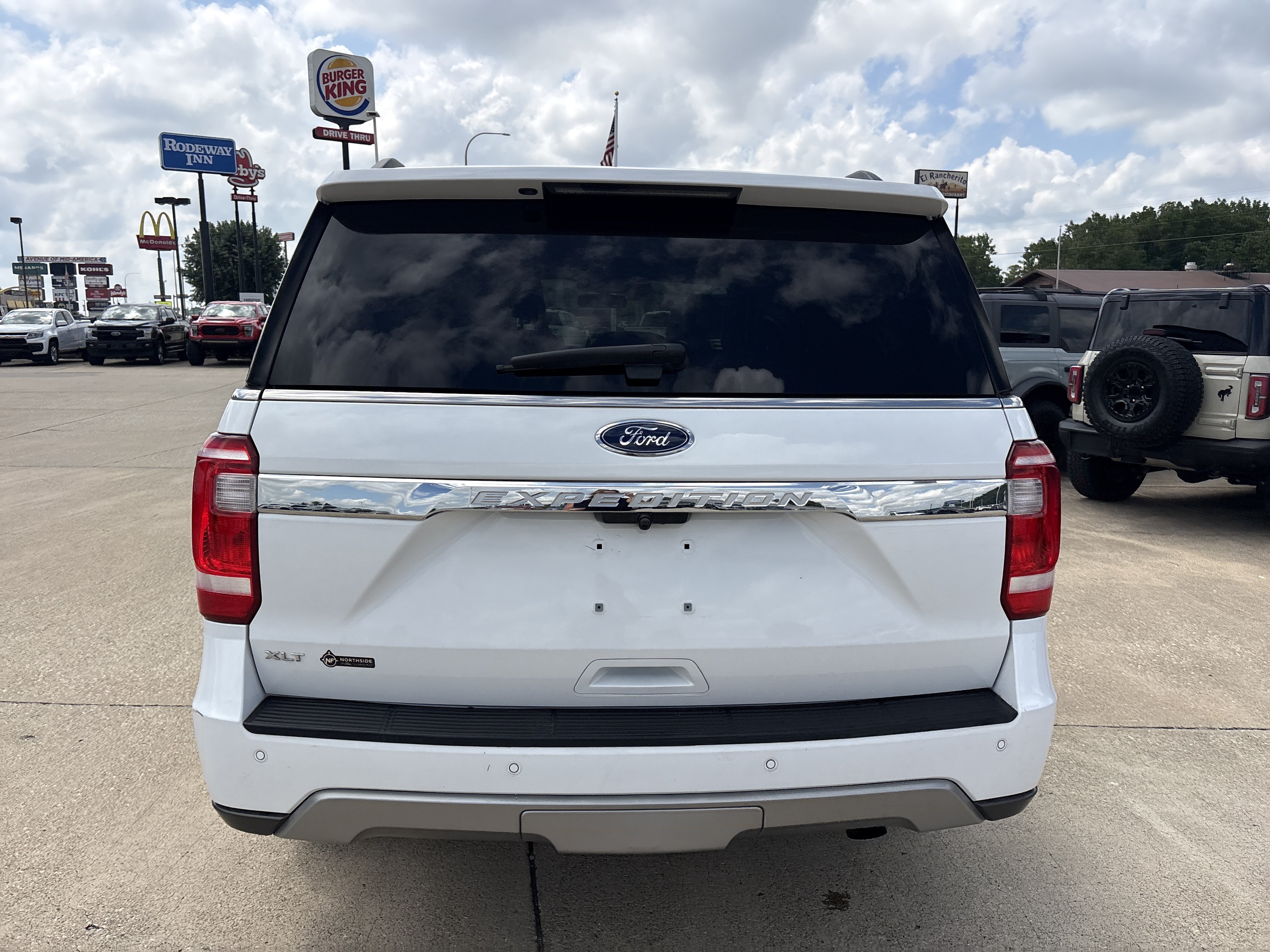 Used 2020 Ford Expedition XLT w/ Equipment Group 202A AWD/4WD image 12