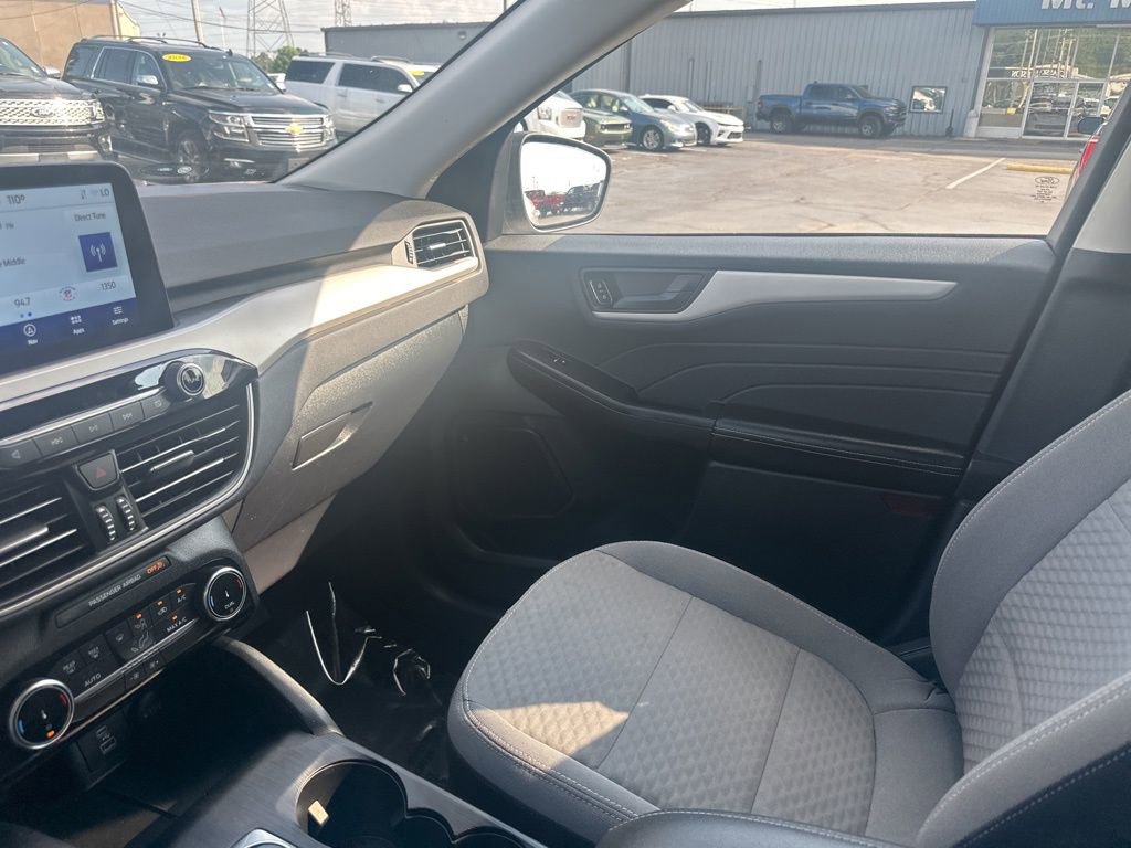 Used 2022 Ford Escape SE w/ SE Sport Appearance Package image 17