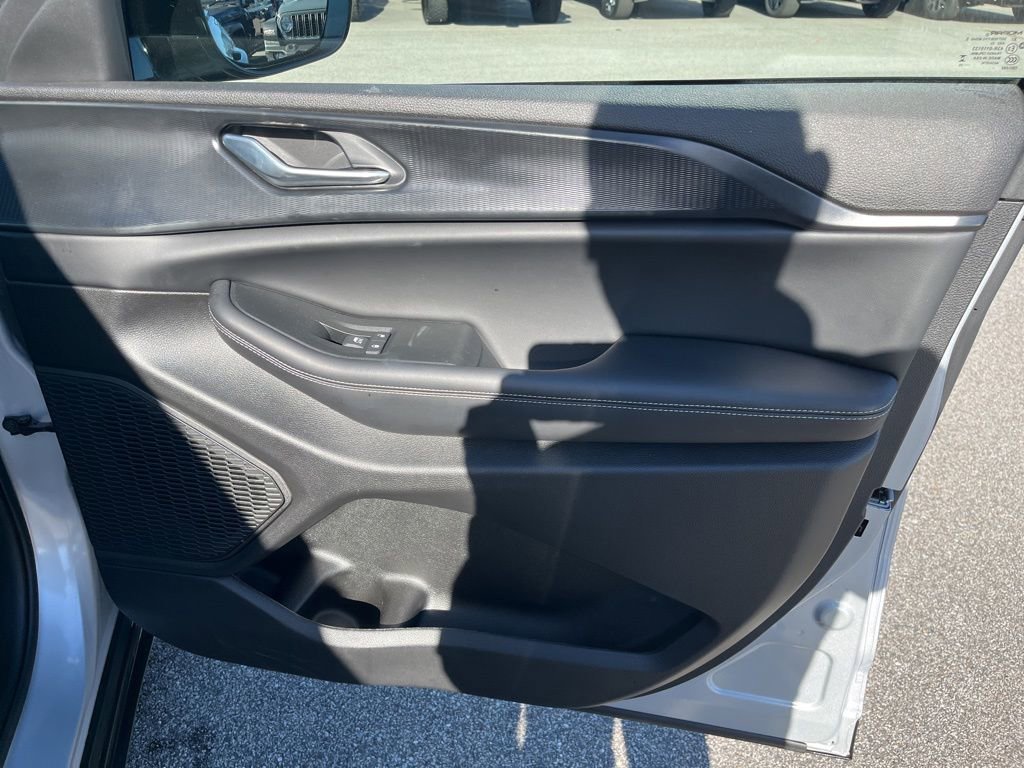 New 2025 Jeep Grand Cherokee Altitude image 10