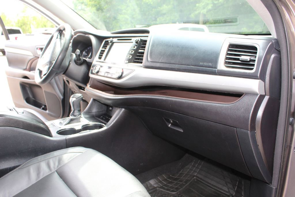 Used 2015 Toyota Highlander XLE image 26