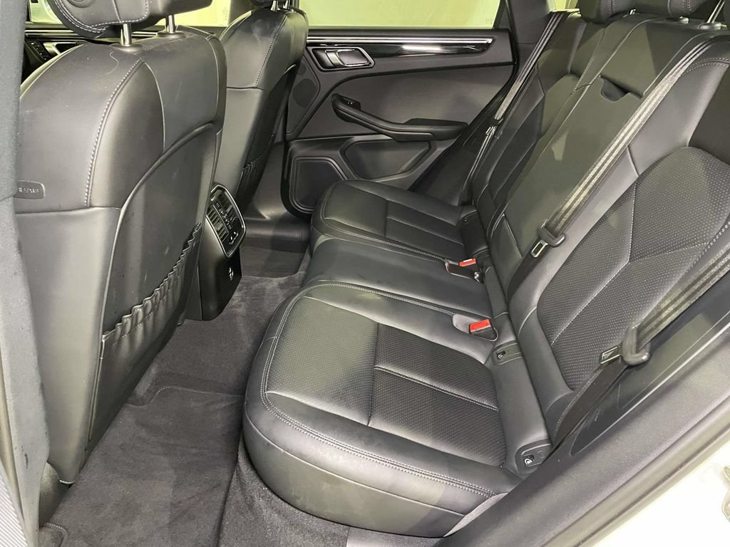 Certified 2024 Porsche Macan AWD/4WD image 19