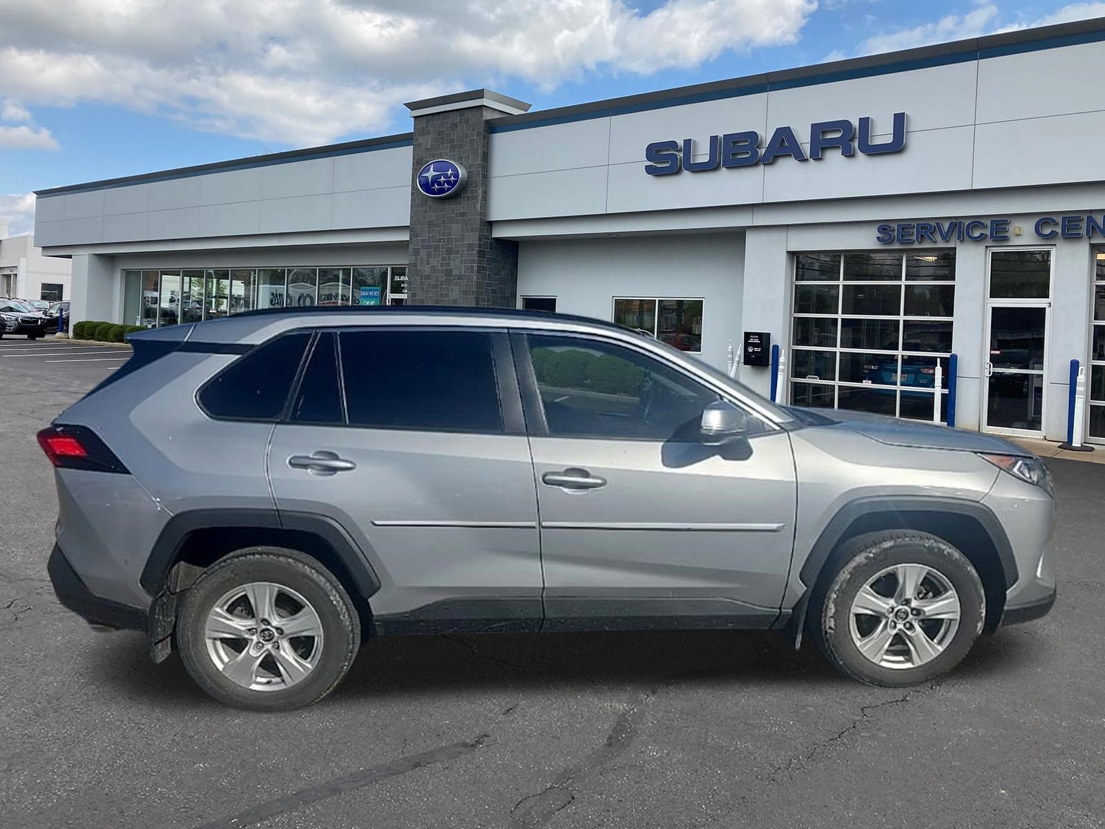 Used 2021 Toyota RAV4 XLE w/ Convenience Package image 2