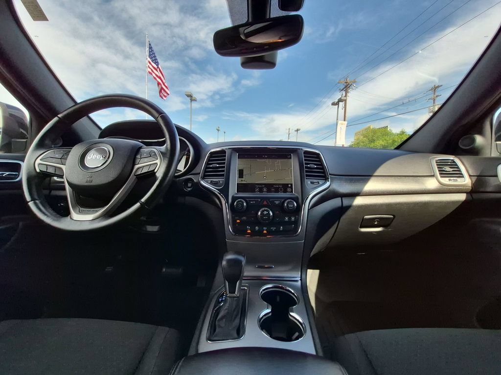 Used 2018 Jeep Grand Cherokee Laredo AWD/4WD image 2
