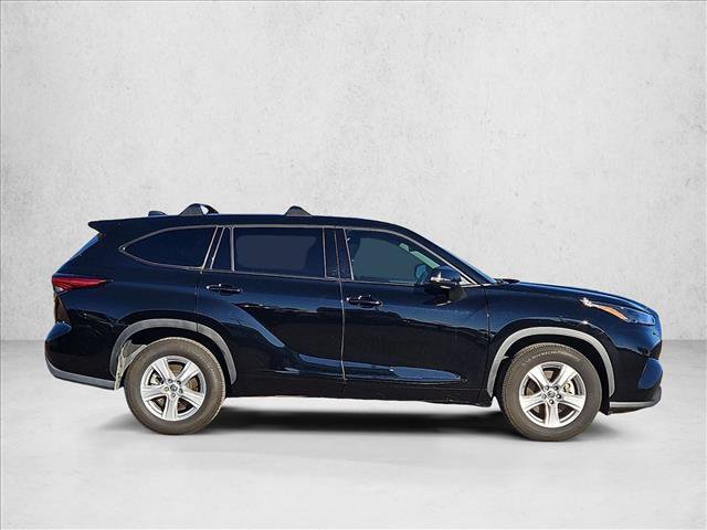 Used 2022 Toyota Highlander L FWD image 4