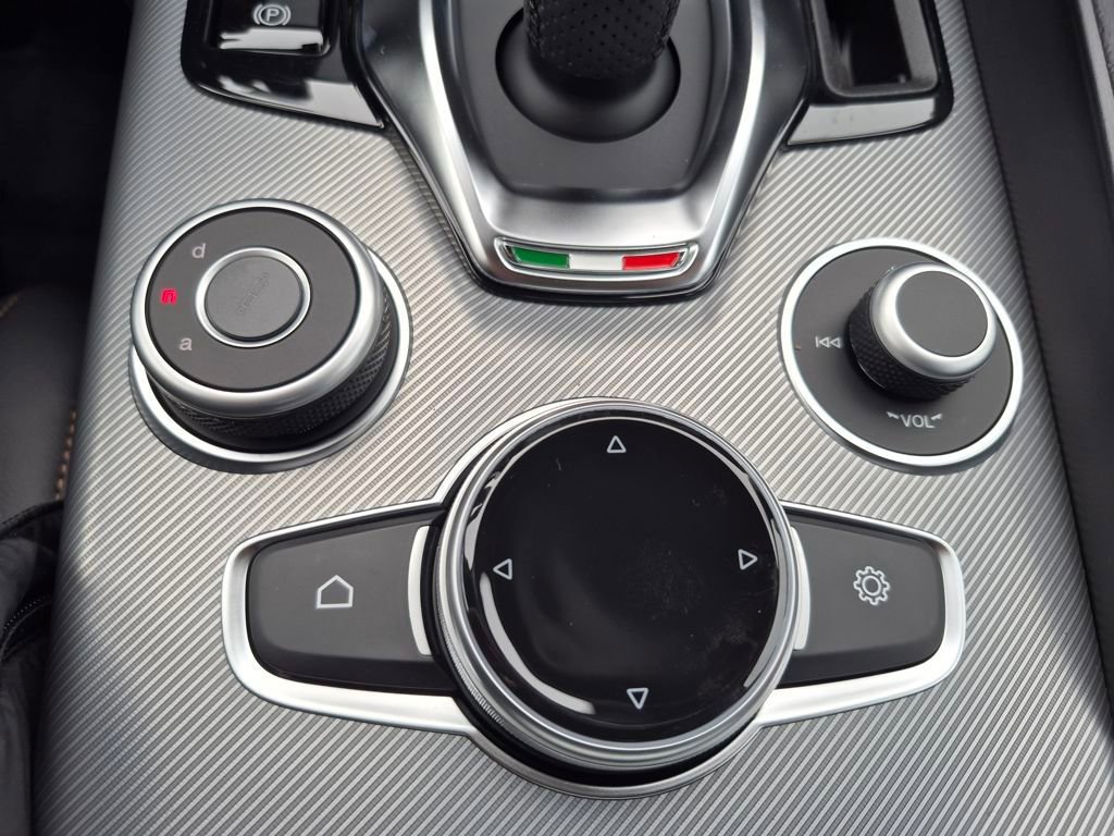 New 2025 Alfa Romeo Giulia w/ Driving Assist Package image 17