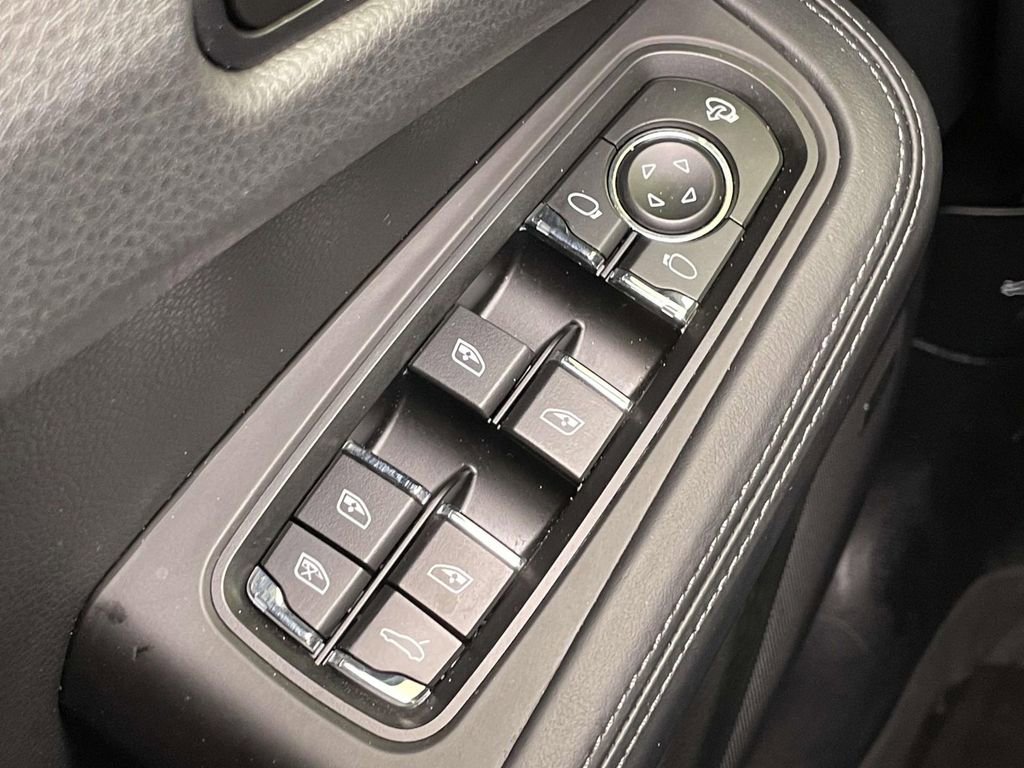 Certified 2025 Porsche Macan image 39