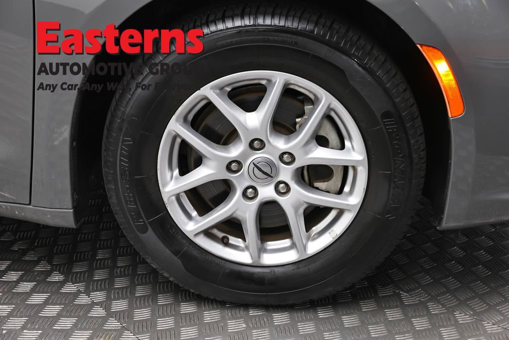 Used 2023 Chrysler Pacifica Touring-L FWD image 32