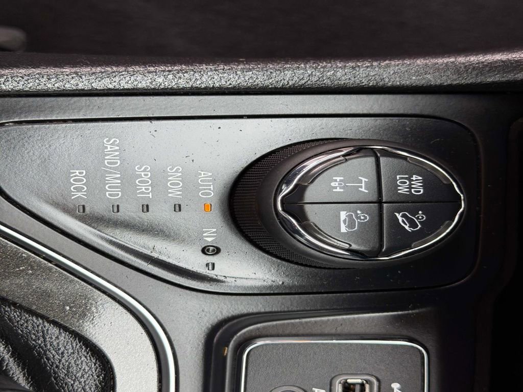 Used 2019 Jeep Cherokee Trailhawk w/ Cold Weather Group image 31