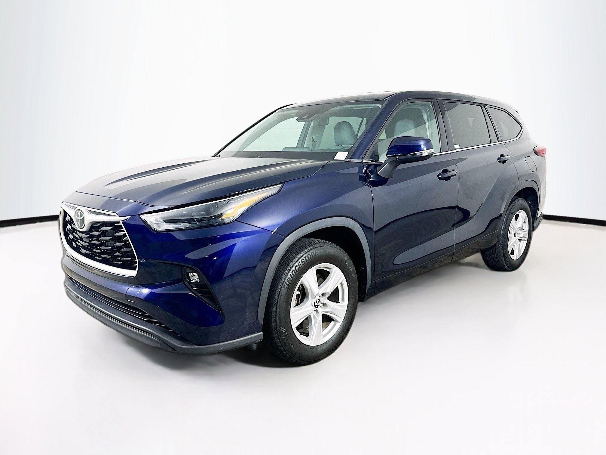 Used 2022 Toyota Highlander LE FWD image 3