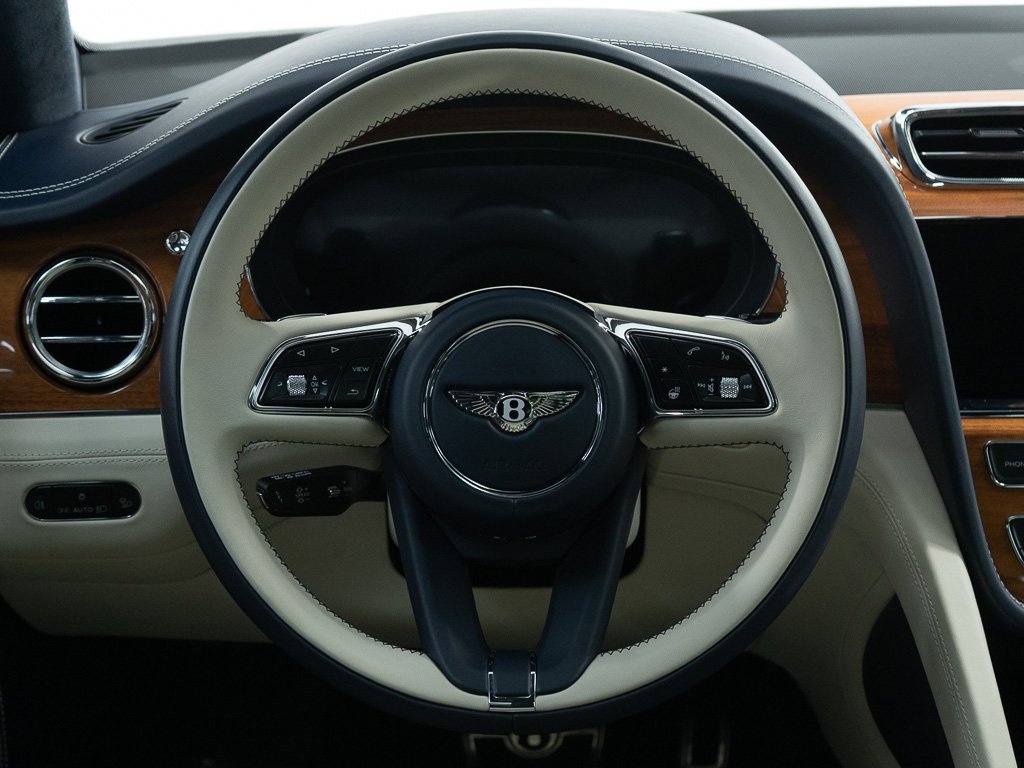 Used 2025 Bentley Bentayga image 31