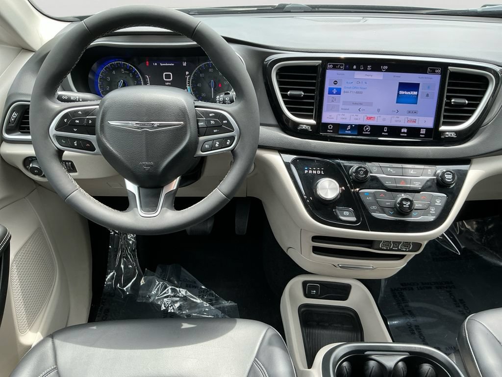 Used 2023 Chrysler Pacifica Touring-L FWD image 16