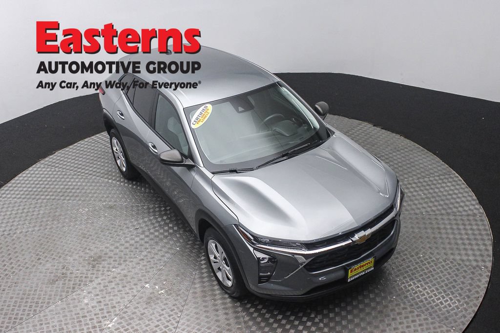 Used 2024 Chevrolet Trax LS w/ Driver Confidence Package FWD image 3