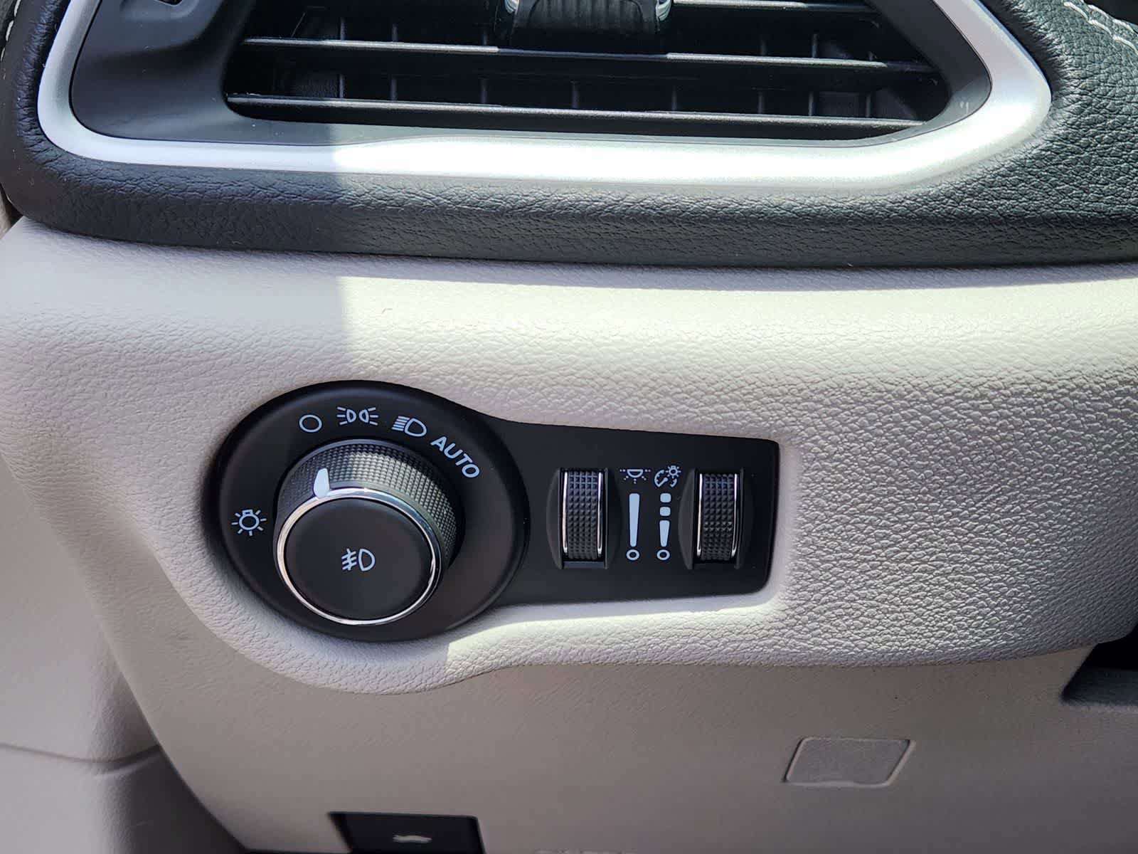 Used 2022 Chrysler Pacifica Touring-L FWD image 21