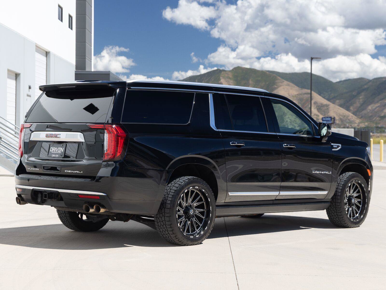 Used 2021 GMC Yukon XL Denali w/ Denali Premium Package AWD/4WD image 9