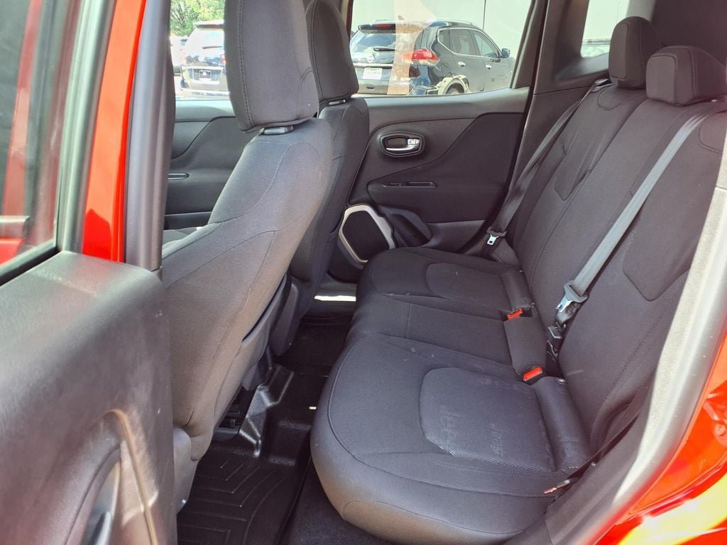 Used 2015 Jeep Renegade Latitude FWD image 11