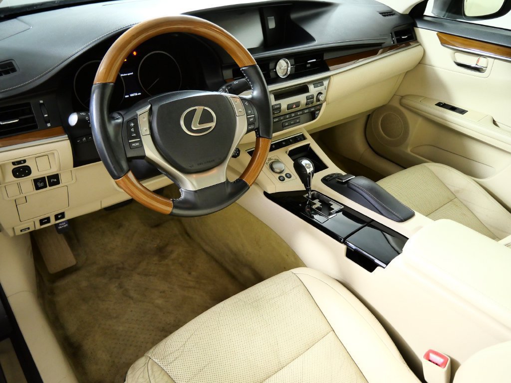 Used 2013 Lexus ES 300h w/ Luxury Pkg FWD image 3