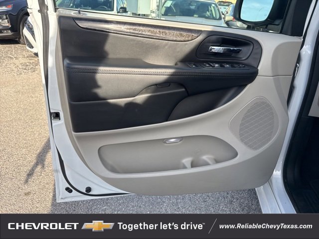 Used 2018 Dodge Grand Caravan SE w/ UConnect Hands-Free Group image 20