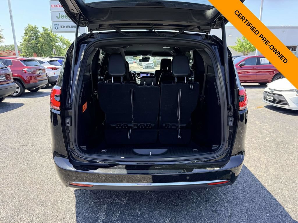 Certified 2025 Chrysler Pacifica Select FWD image 11