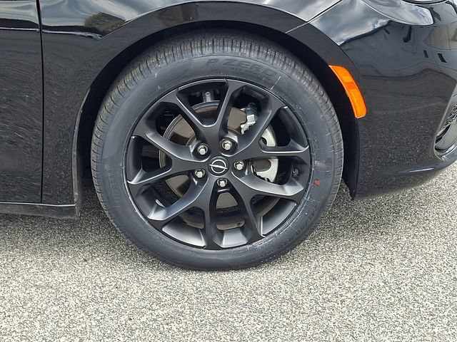 Used 2026 Chrysler Pacifica Limited w/ S Appearance Package FWD image 8