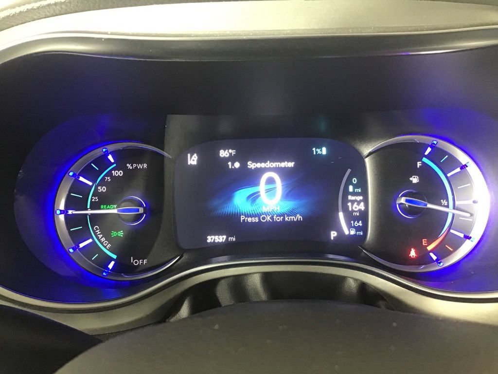 Used 2023 Chrysler Pacifica Limited w/ Uconnect Theater Family Group FWD image 30