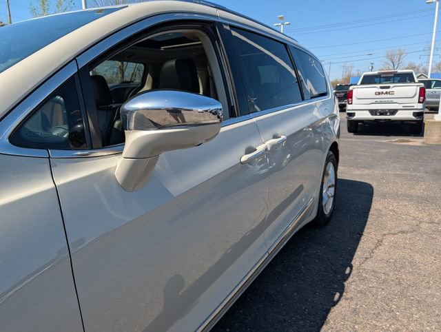 Used 2020 Chrysler Pacifica Limited w/ Advanced Safetytec Group FWD image 3