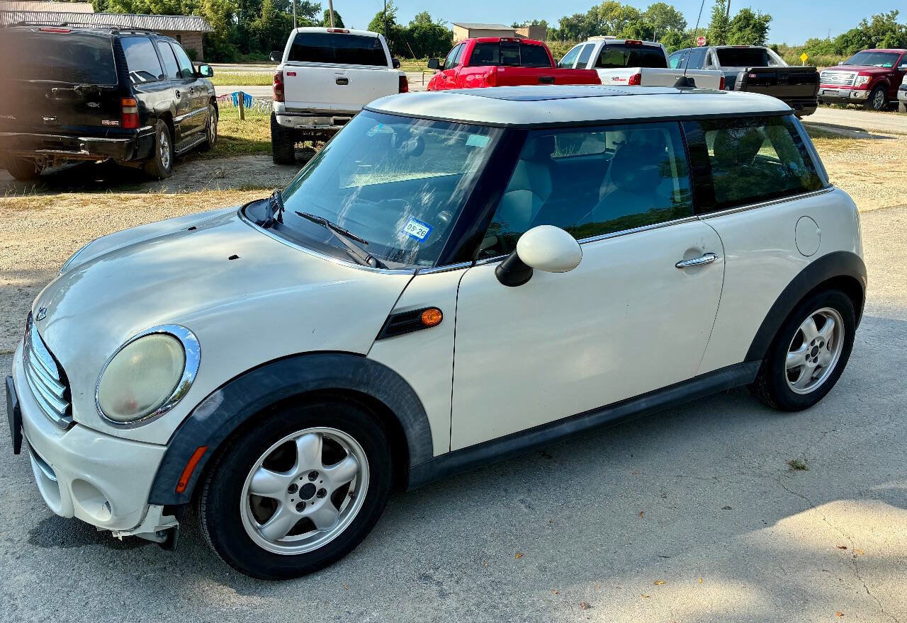 Used 2011 MINI Cooper Hardtop image 2