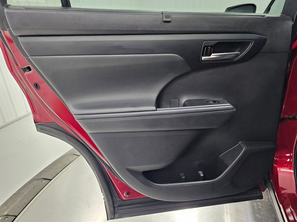 Used 2021 Toyota Highlander XLE image 39