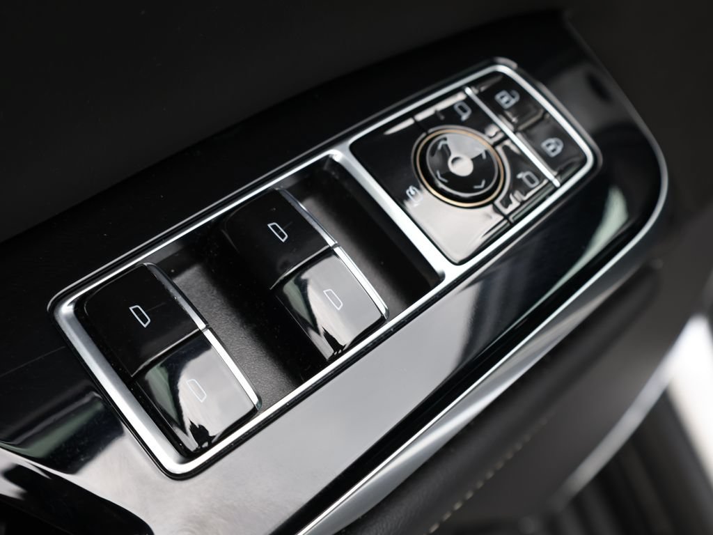 Used 2025 Cadillac Escalade ESV Premium Luxury w/ LPO, Floor Liner Package AWD/4WD image 15