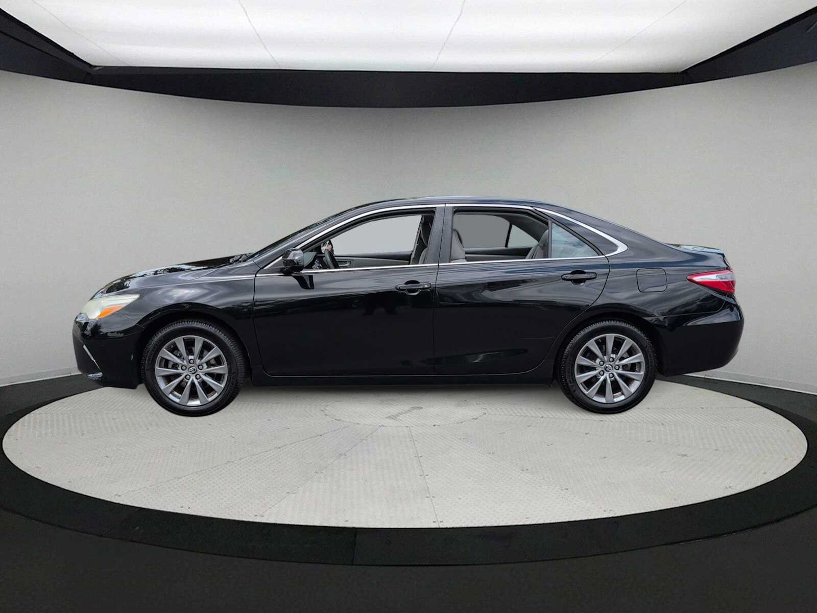 Used 2016 Toyota Camry XLE FWD image 5