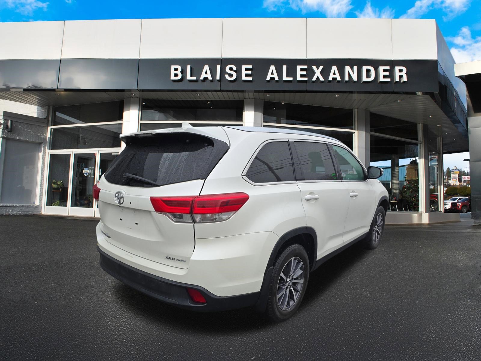 Used 2019 Toyota Highlander XLE image 3