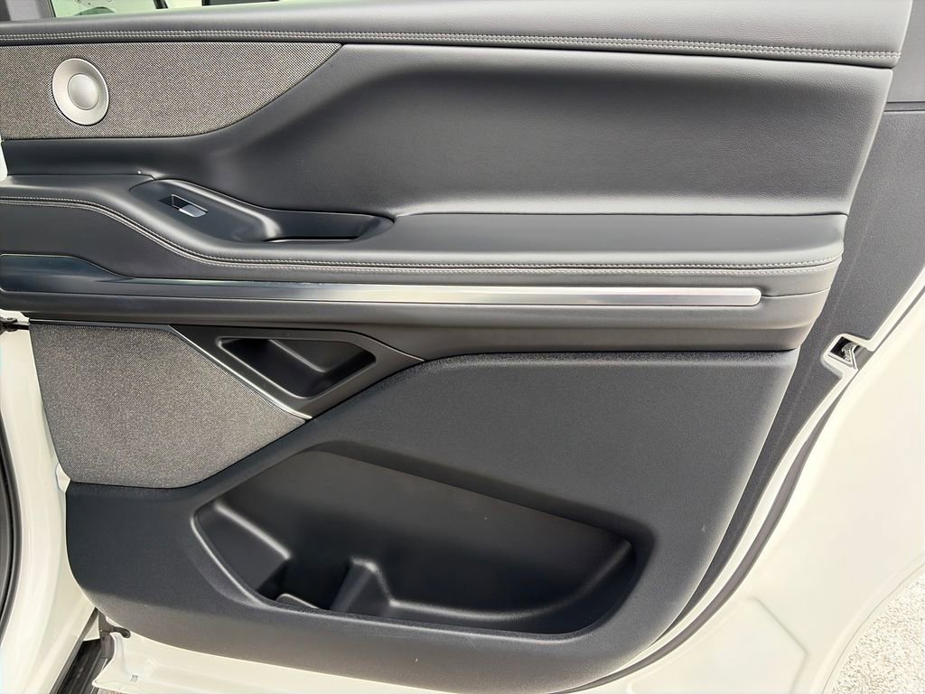 Used 2025 Lincoln Navigator L Reserve w/ Jet Appearance Package AWD/4WD image 29