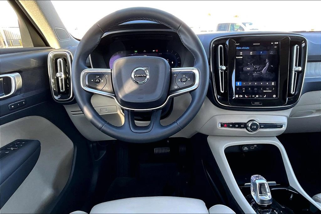 Used 2023 Volvo XC40 B4 Plus w/ Protection Package Premier image 8