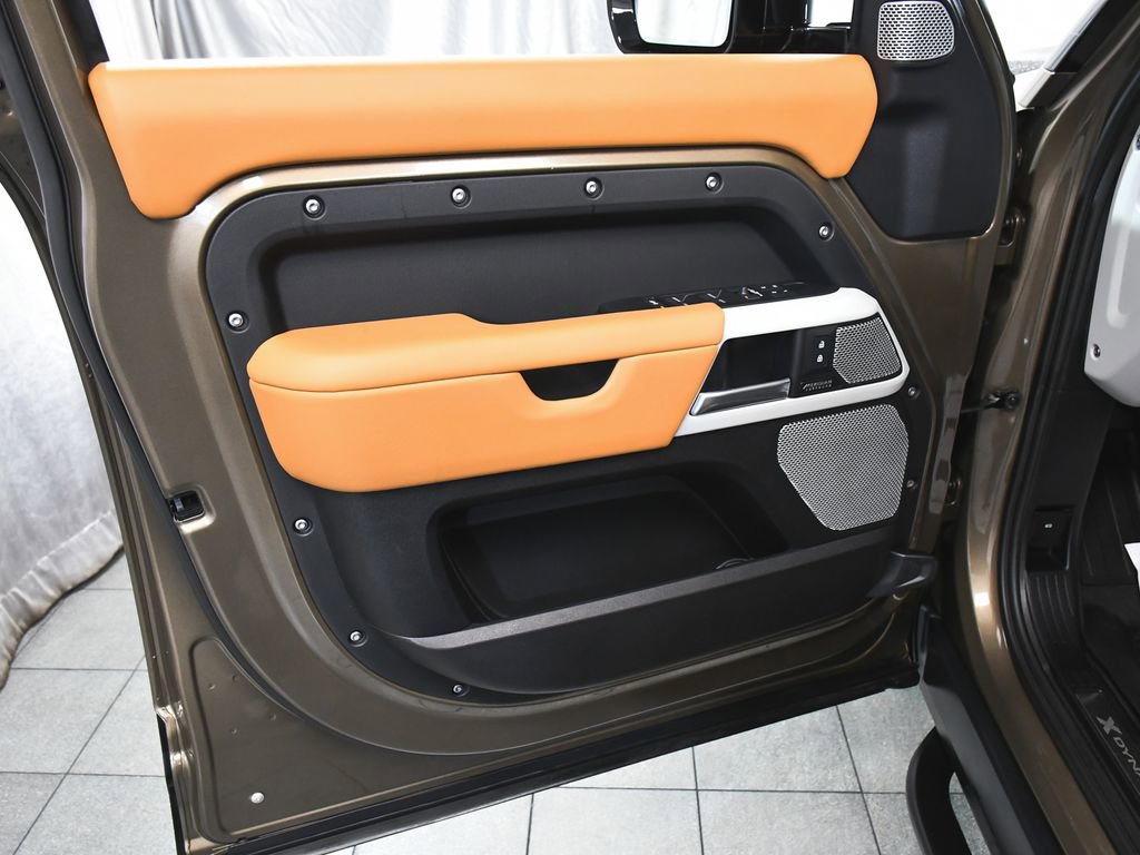 Used 2024 Land Rover Defender 130 X-Dynamic SE image 9