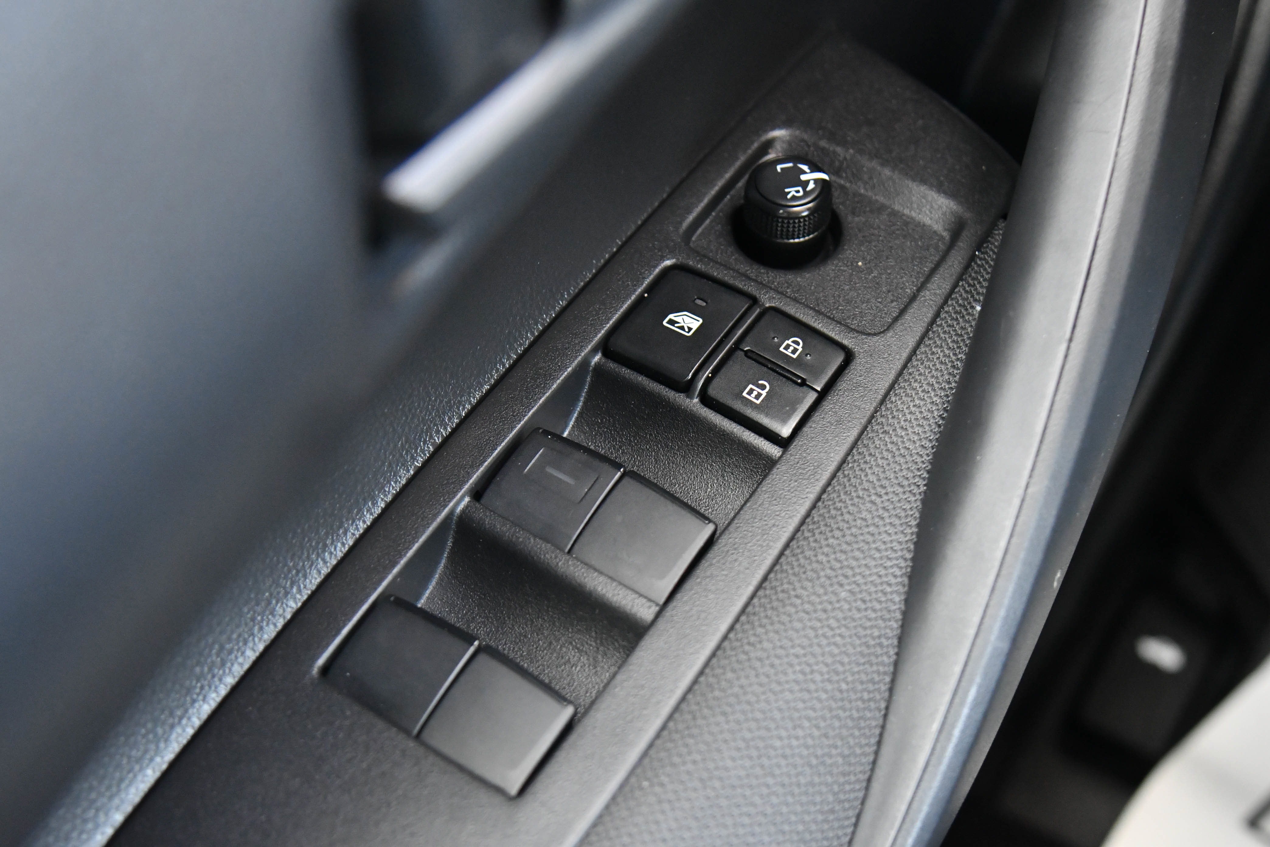 Used 2025 Toyota Corolla LE w/ Convenience Package FWD image 33