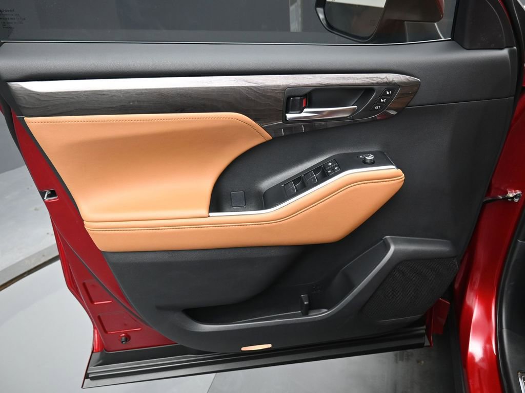 Certified 2025 Toyota Highlander LE image 13