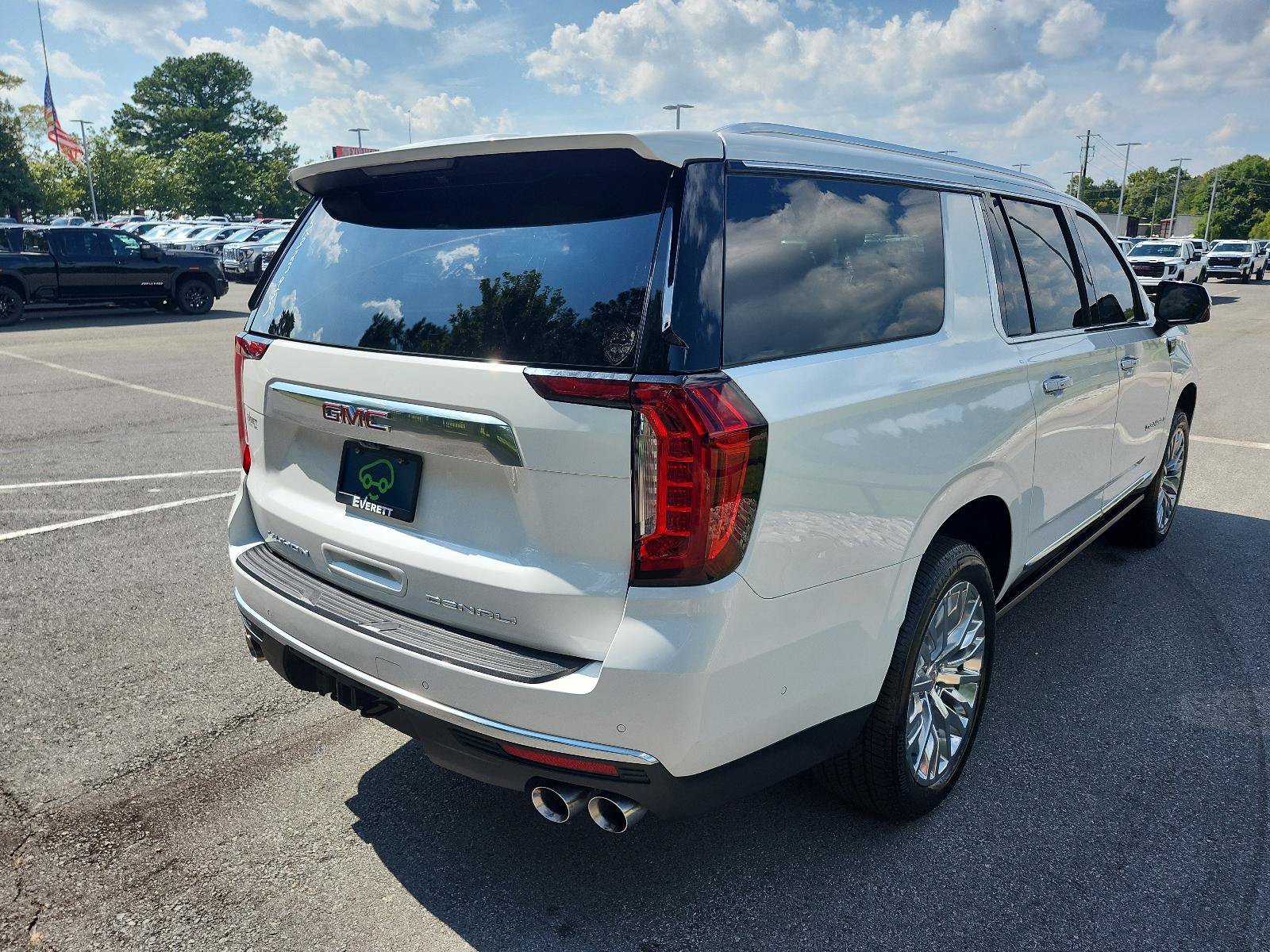 Certified 2023 GMC Yukon XL Denali w/ Denali Reserve Package AWD/4WD image 3