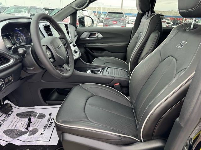 New 2026 Chrysler Pacifica Limited image 10
