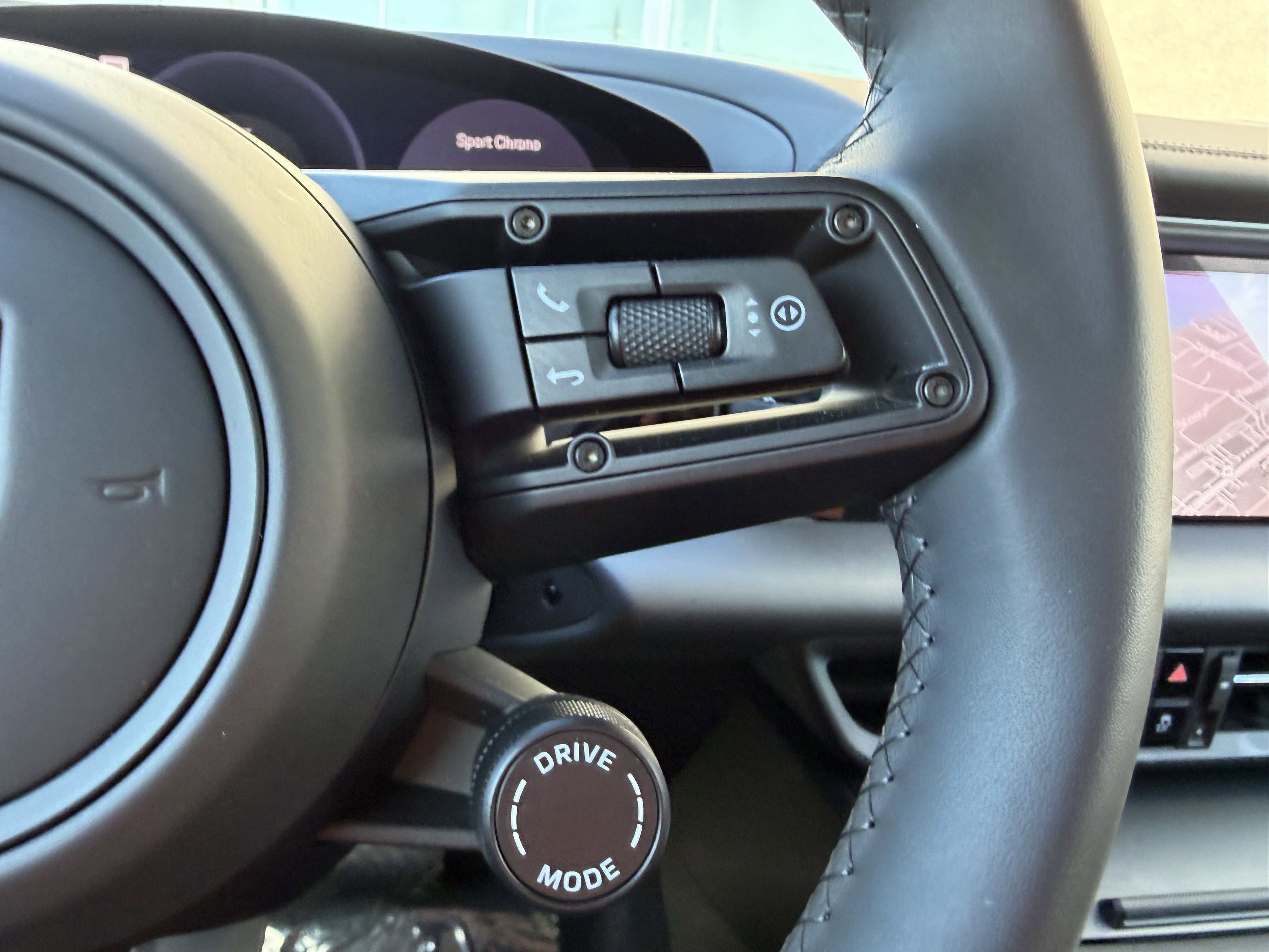 Certified 2025 Porsche Macan Electric image 37