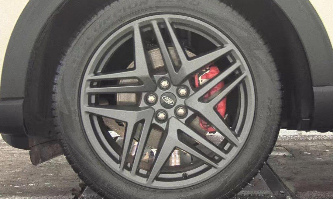 Used 2025 Ford Explorer ST image 11