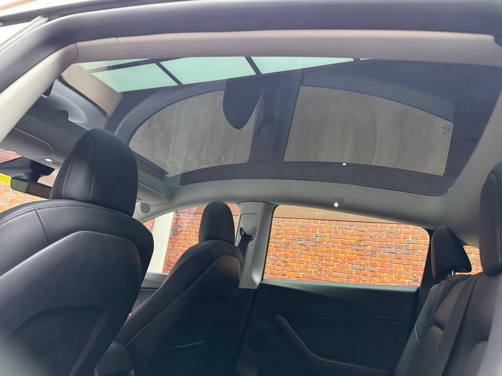 Used 2022 Tesla Model Y Long Range AWD/4WD image 3