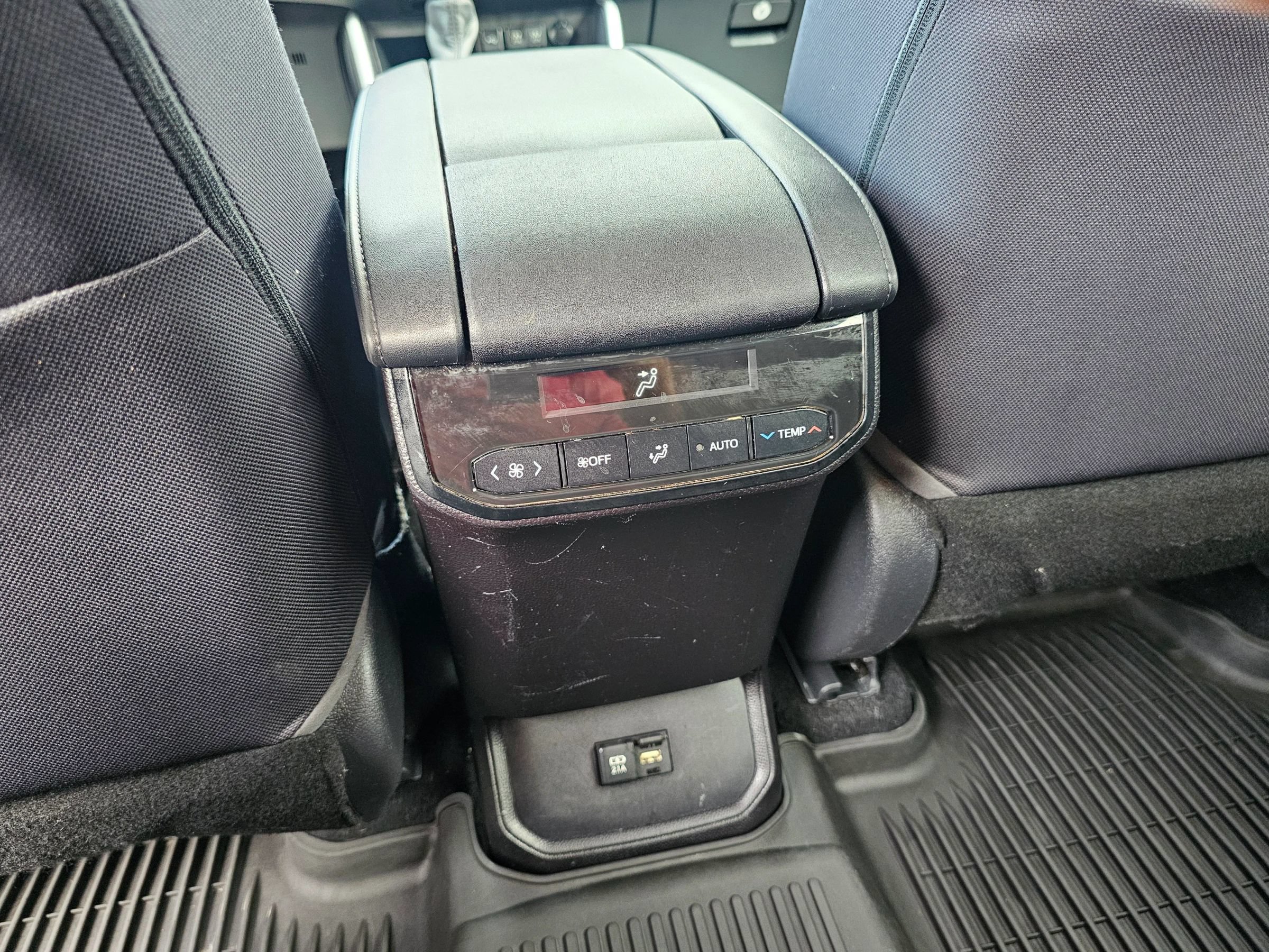 Used 2020 Toyota Highlander L AWD/4WD image 32