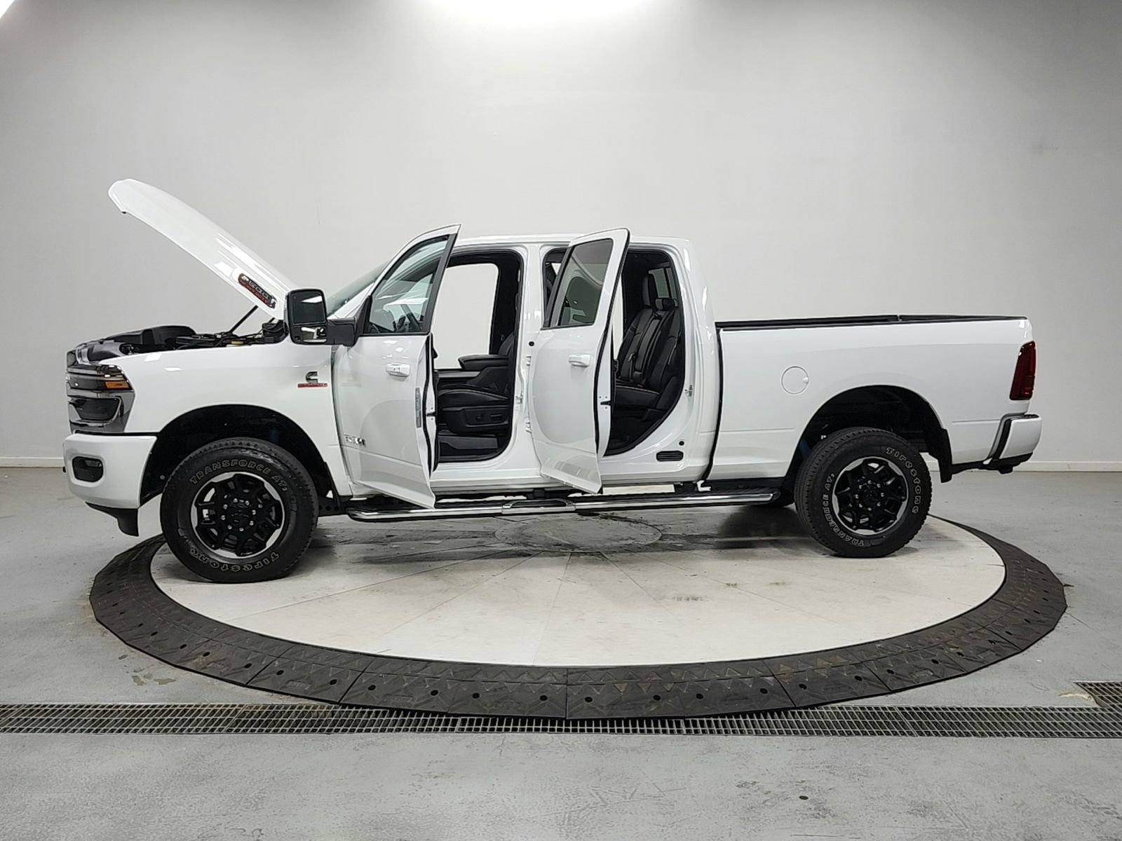 Used 2025 RAM 2500 Laramie AWD/4WD image 12