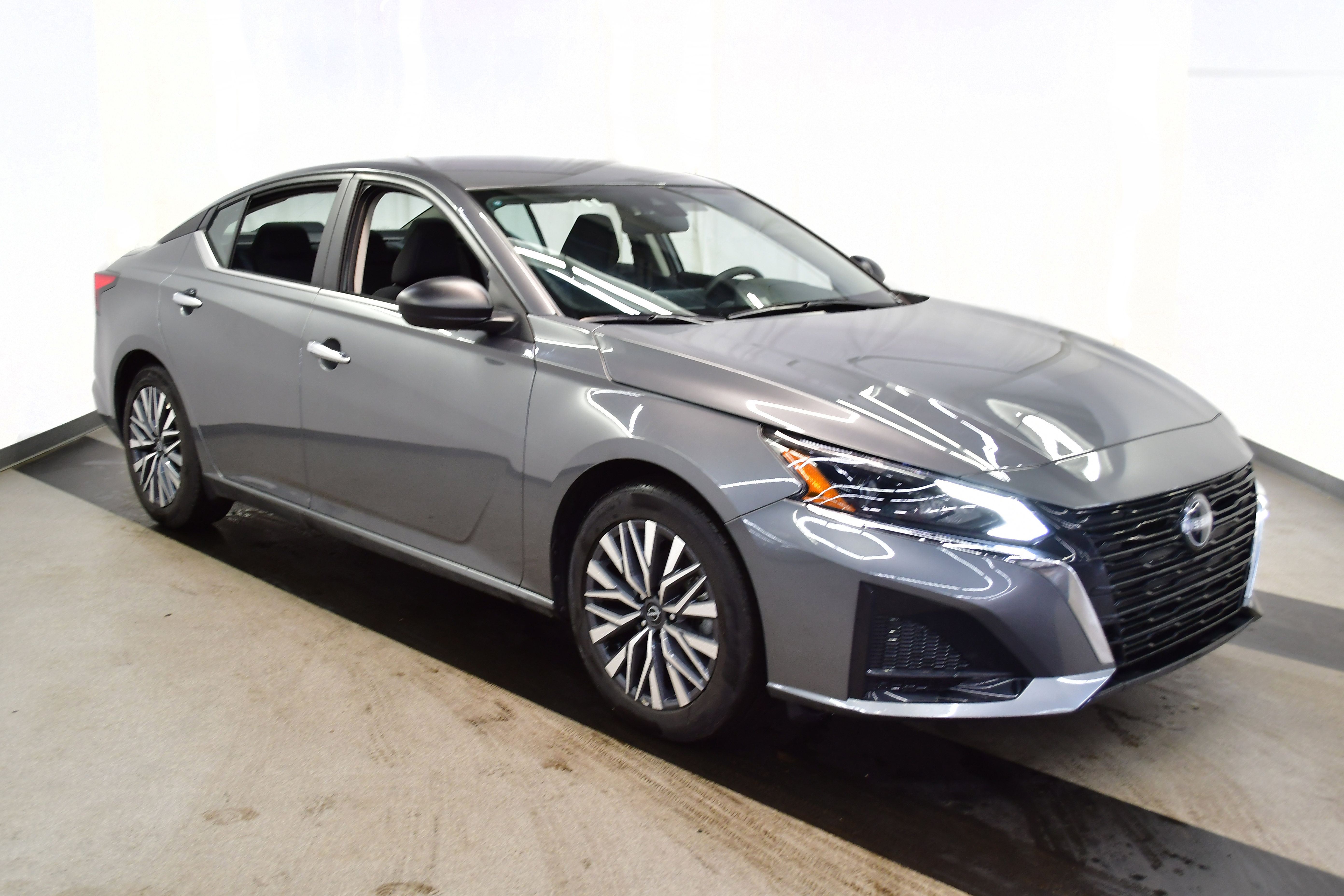 Used 2025 Nissan Altima 2.5 SV image 2