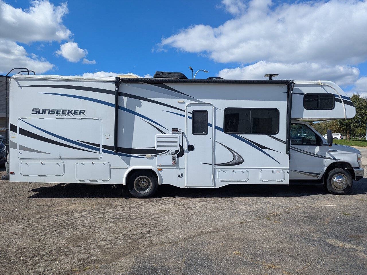 Used 2018 Ford E-450 and Econoline 450 Super Duty w/ Motorhome Prep Package RWD image 8