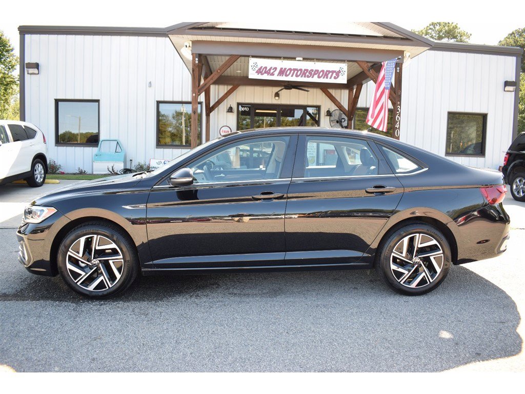 Used 2023 Volkswagen Jetta SEL image 2