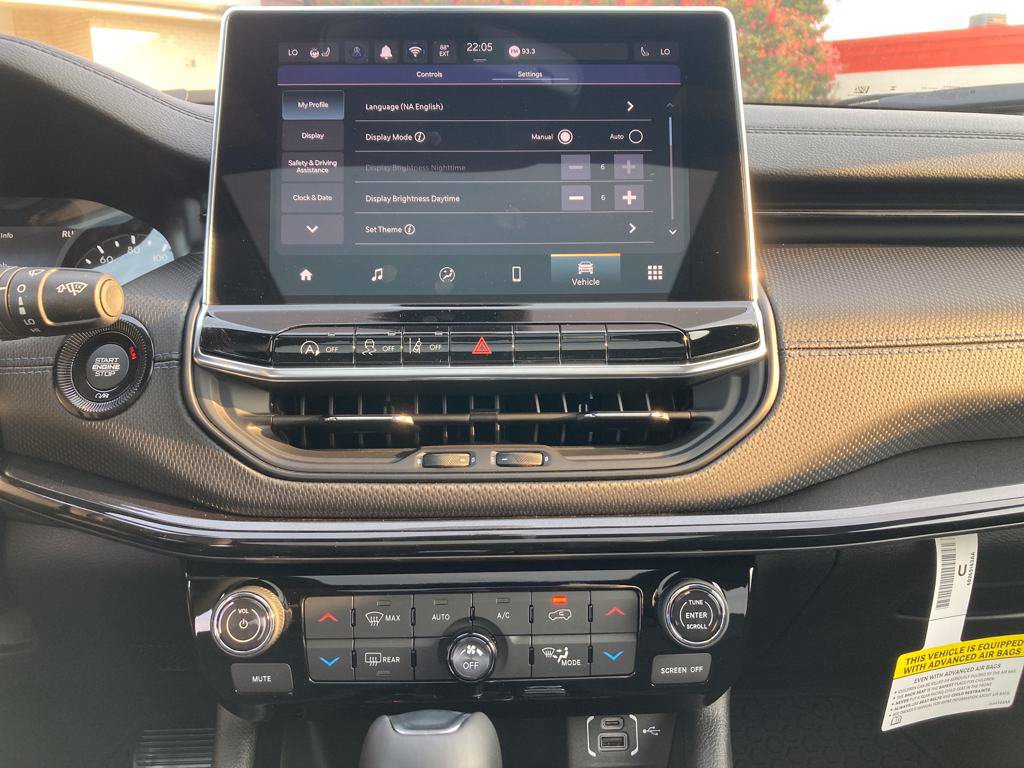 New 2025 Jeep Compass Latitude w/ Sun & Sound Group AWD/4WD image 19