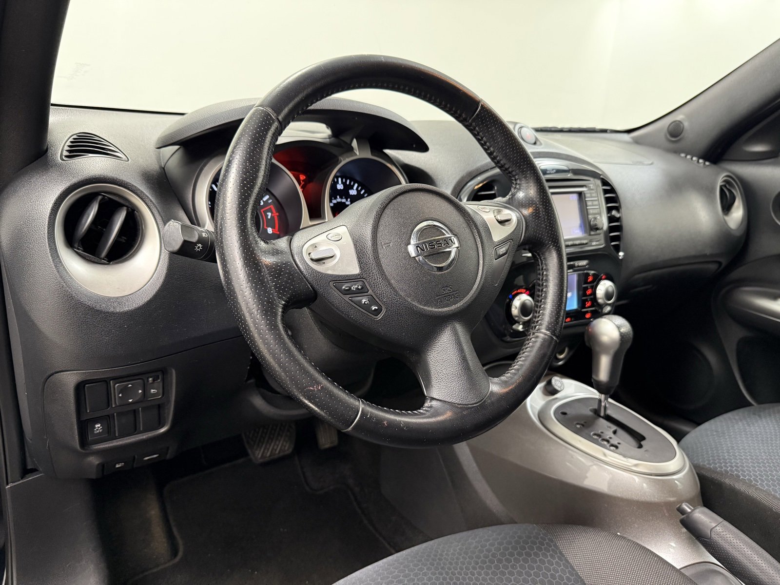 Used 2011 Nissan Juke SV w/ Interior Illumination Pkg image 12