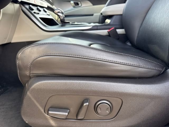 Used 2023 Kia Carnival LX image 14