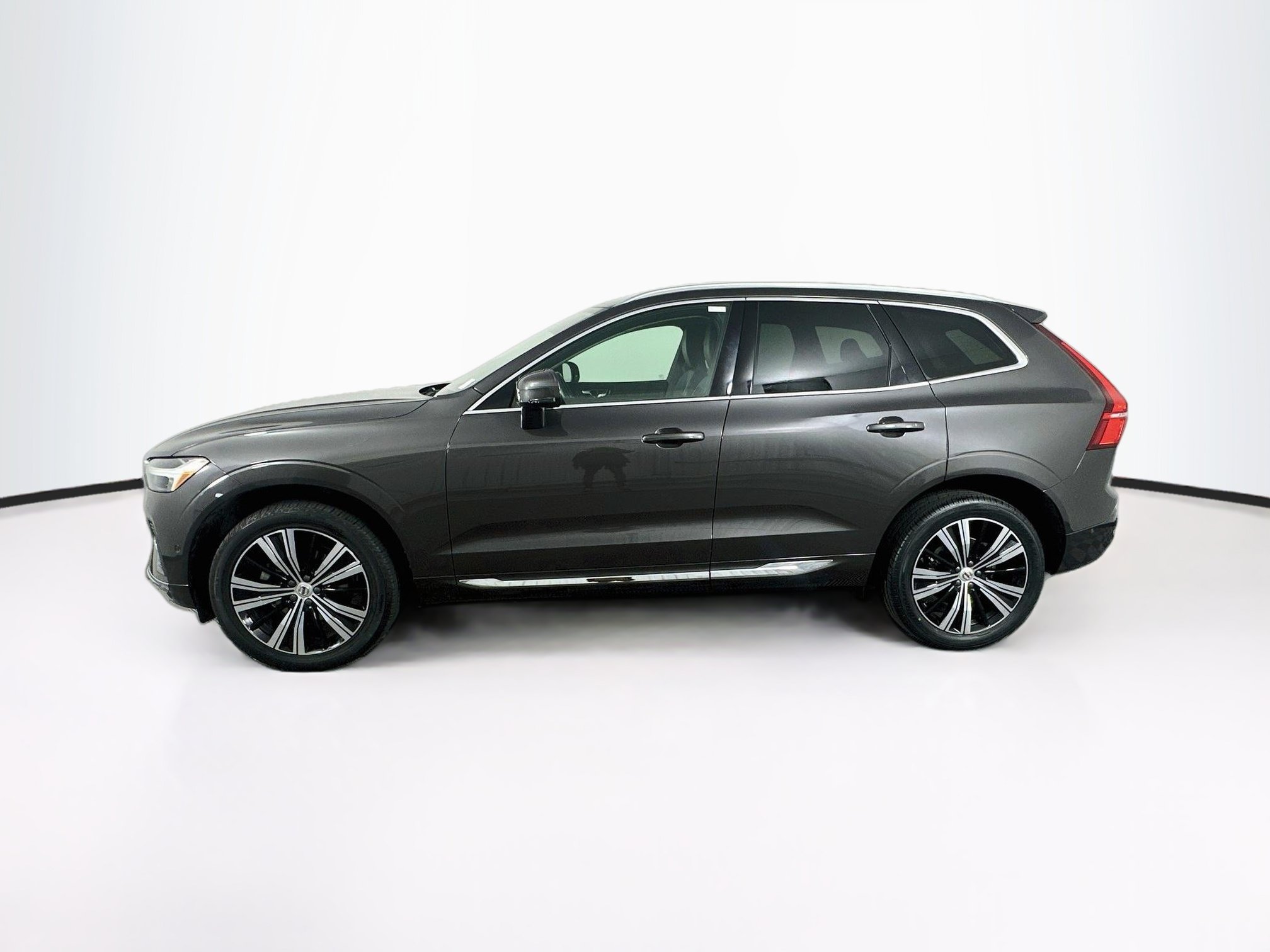 Used 2023 Volvo XC60 B5 Plus w/ Protection Package Premier FWD image 4